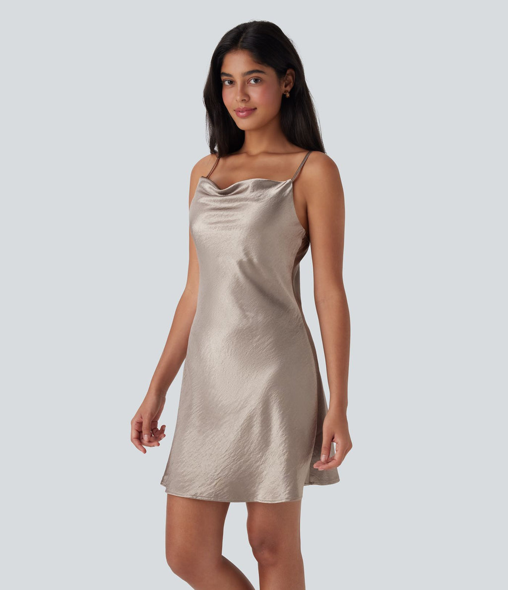 Mini-robe nuisette décontractée en satin à col bénitier avec bretelles ajustables