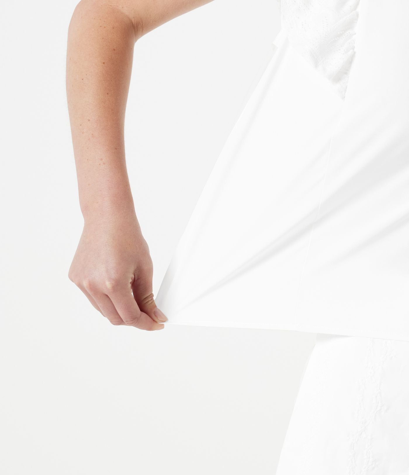 Blouse casual col rond avec découpe goutte d'eau au dos, dentelle contrastée et manches à volants