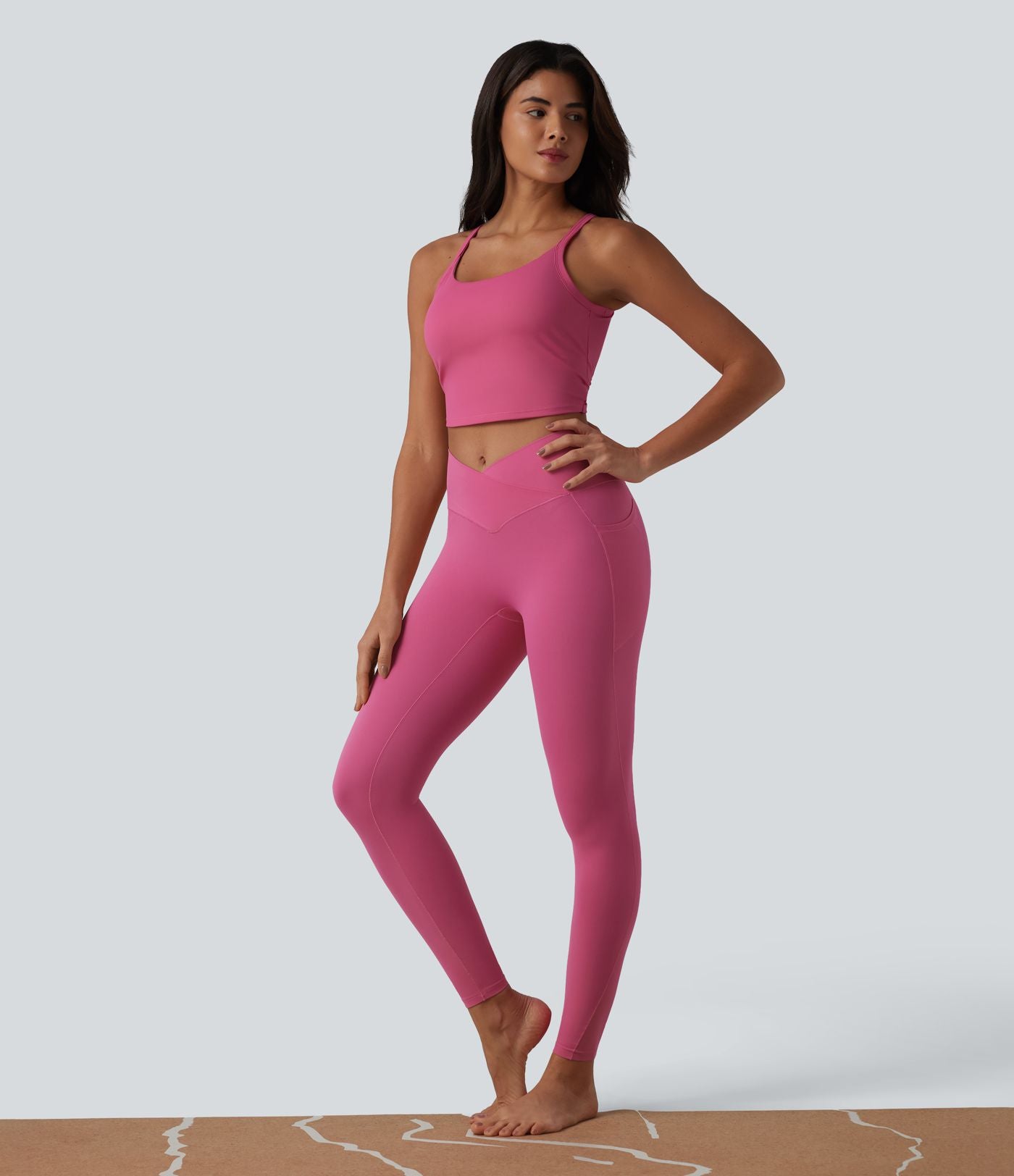 Brassière de yoga courte col U avec découpes et brassière intégrée