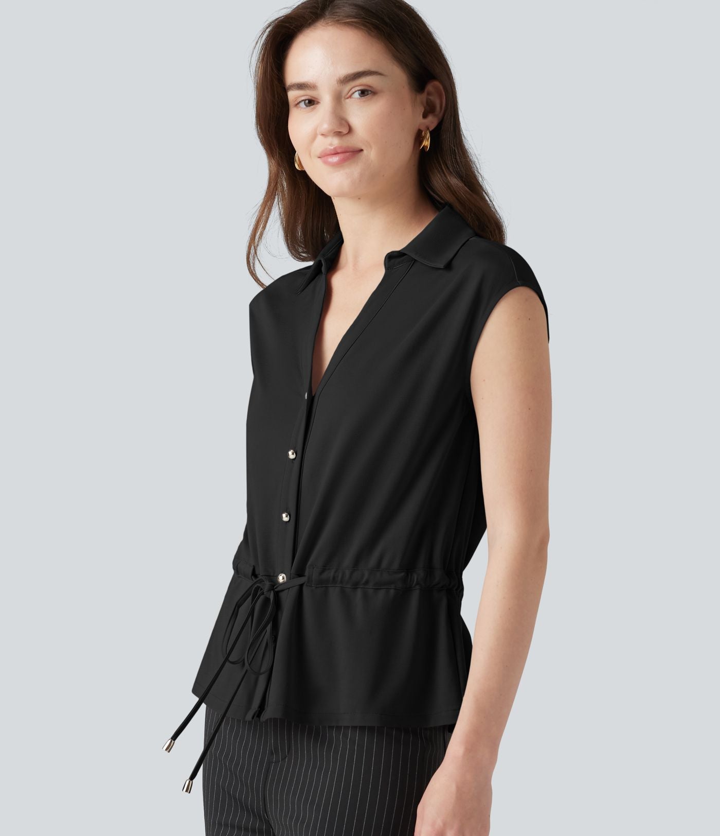 Chemise tailleur sans manches col V avec braguette boutonnée et cordon