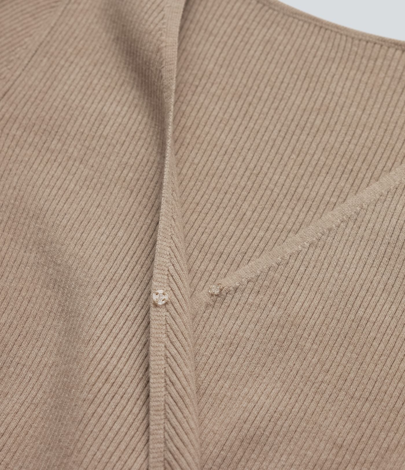 Pull col V manches longues croisé ajusté