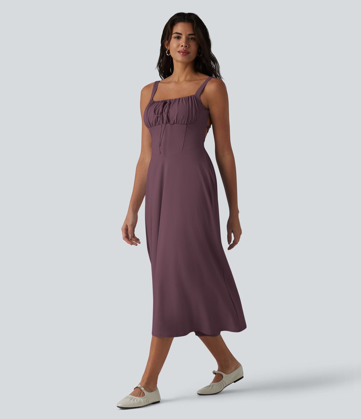 Robe fluide midi de villégiature sans manches, encolure carrée, dos nu croisé, fronces et soutien-gorge intégré