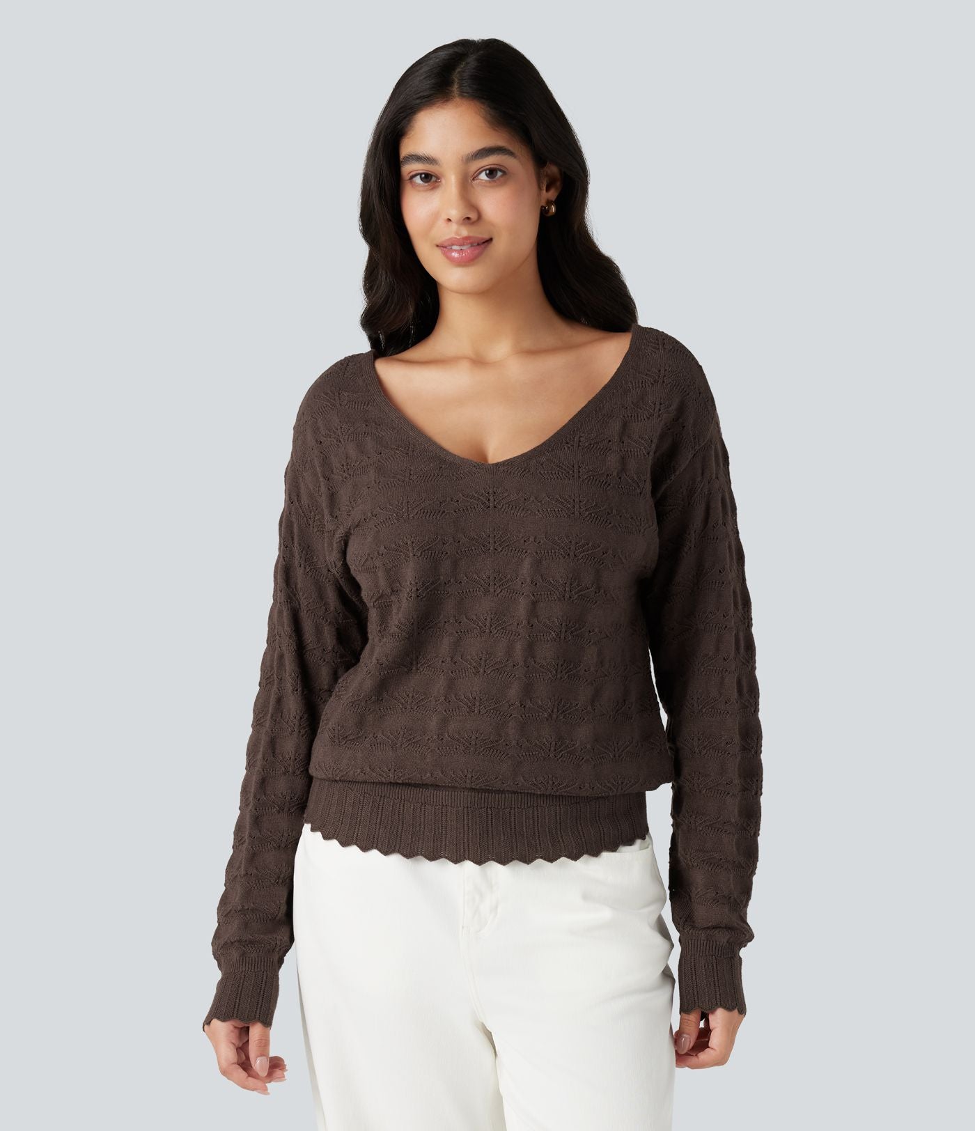 Pull col V bordure festonnée manches longues