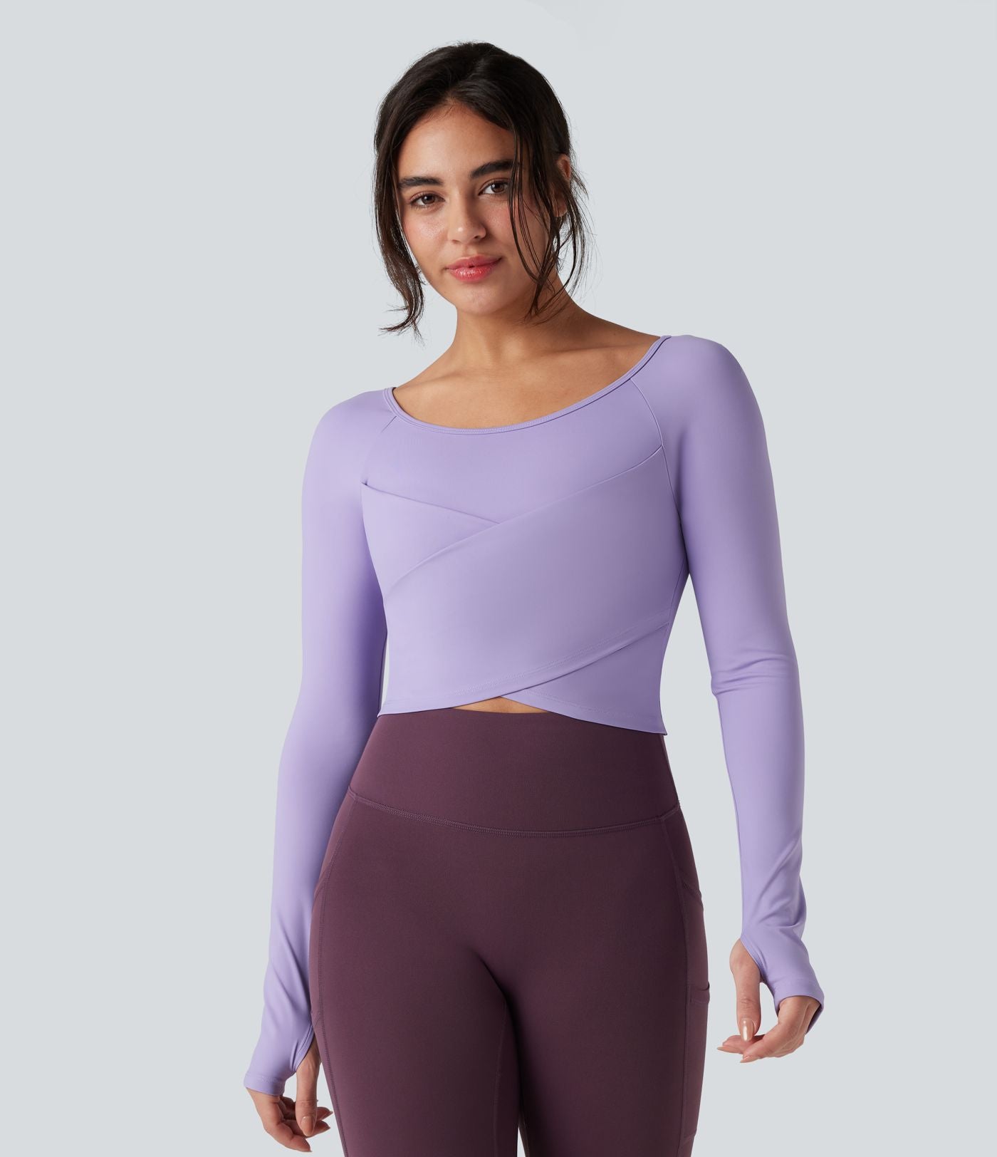 Top de sport yoga SoftlyZero™ Plush col rond ourlet croisé manches longues avec trous pouces