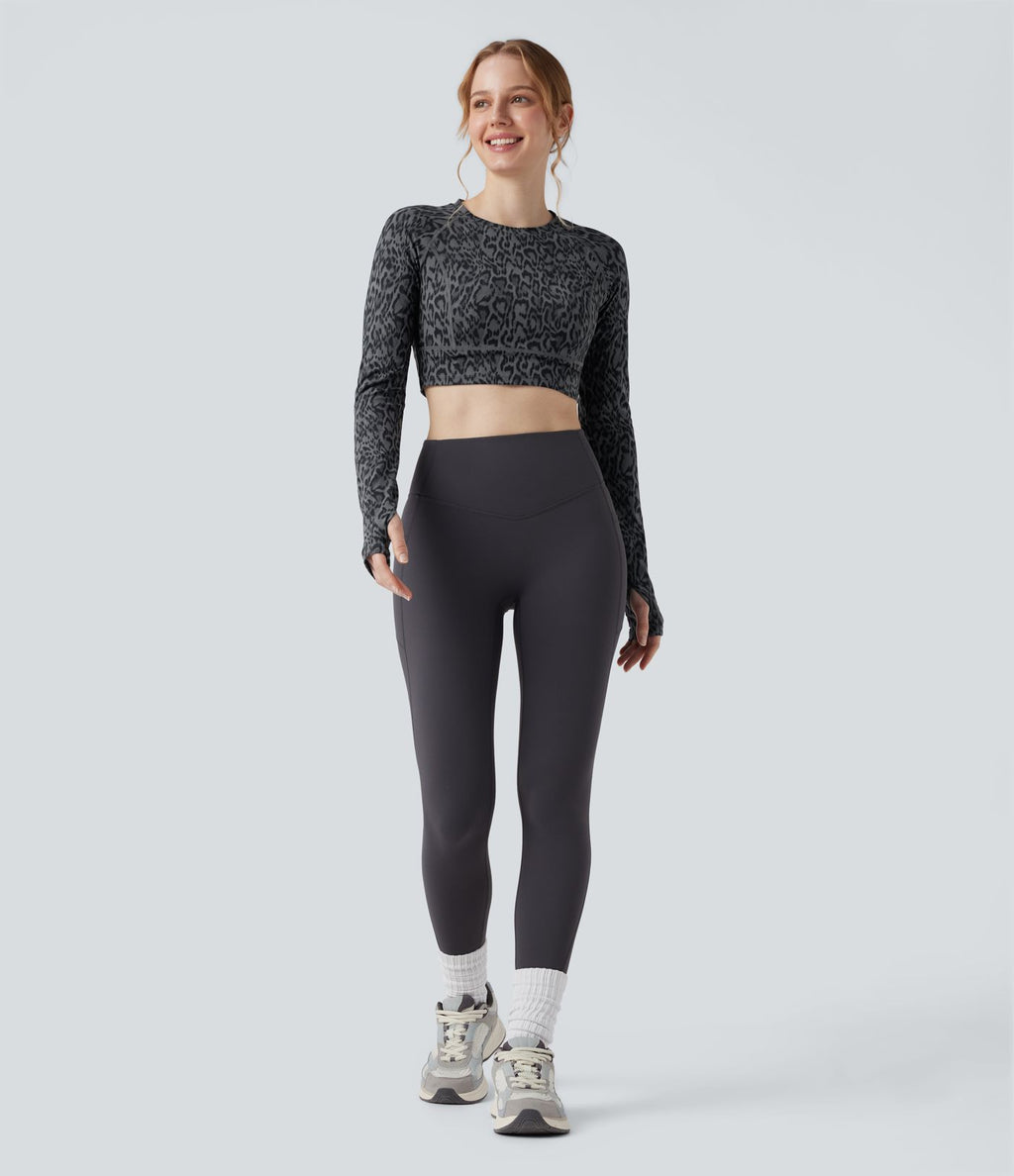 Haut de sport yoga court col rond à manches longues avec passants pouces imprimé léopard Halara UltraSculpt™