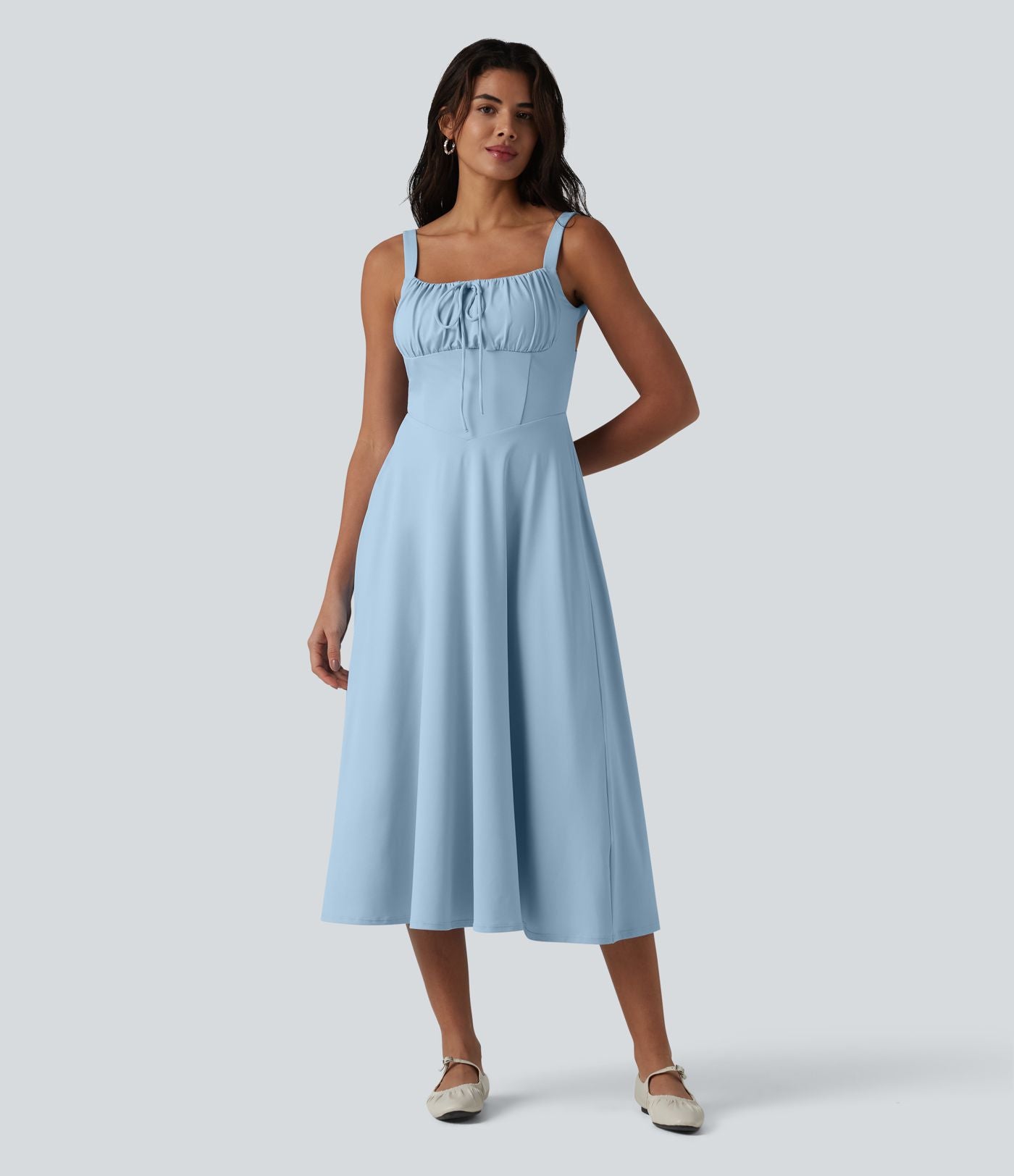 Robe fluide midi de villégiature sans manches, encolure carrée, dos nu croisé, fronces et soutien-gorge intégré