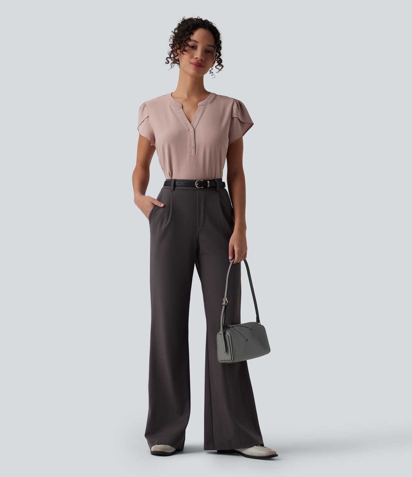 Blouse de travail col V manches pétales courtes