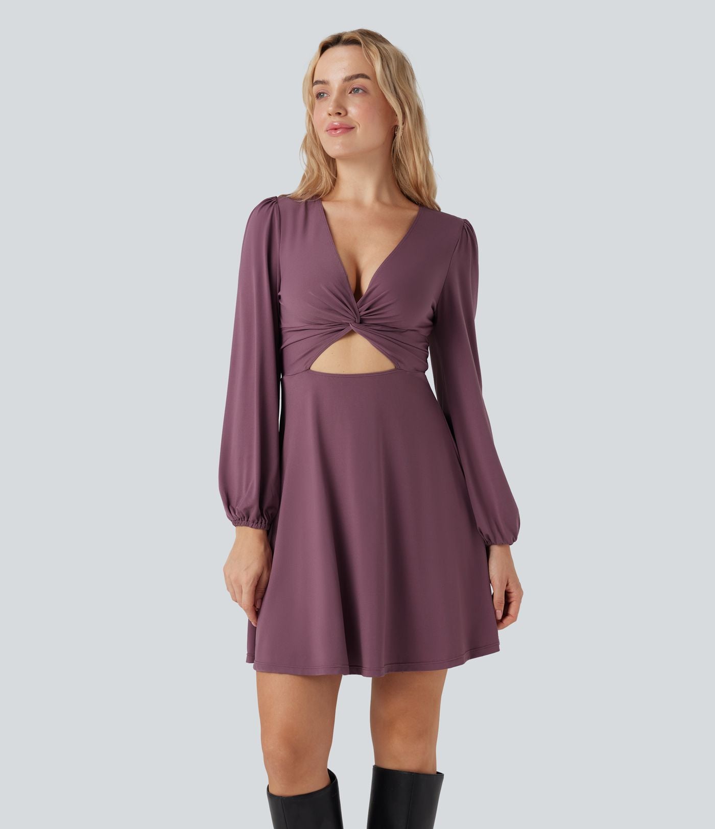 Robe courte col V avec découpes manches longues fermeture éclair