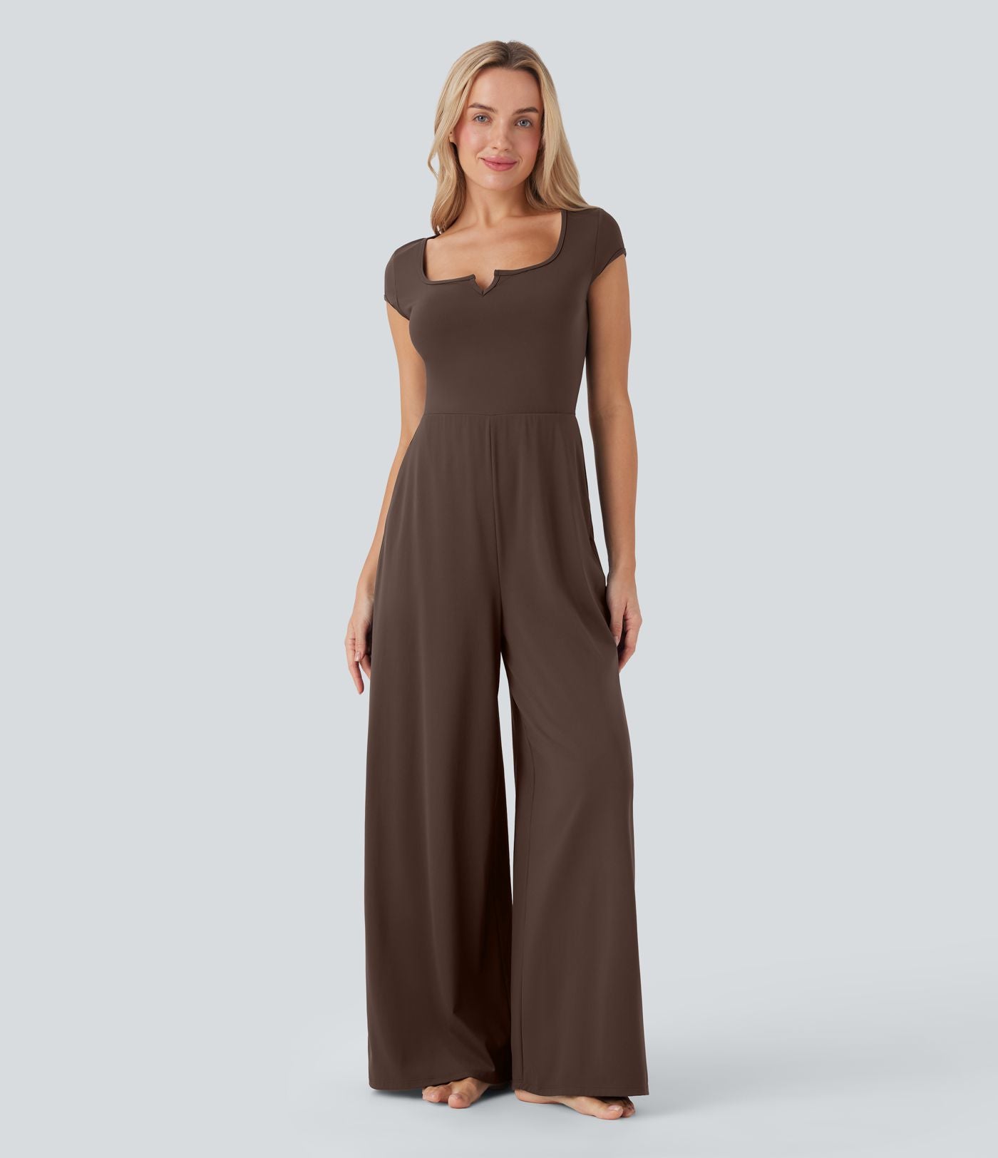 Combinaison de yoga Softlyzero™ Airy Cool Touch à col cranté, manches courtes, jambes larges et poches latérales - Édition Easy Peasy