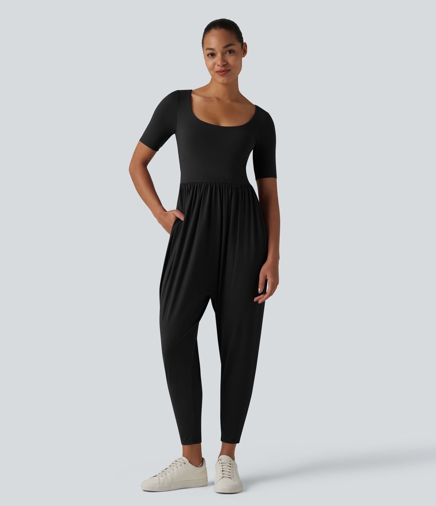 Combinaison décontractée SoftlyZero™ Airy effet frais InstantCool à manches courtes, col rond échancré et brassière intégrée avec poches, accès facile Easy Peasy