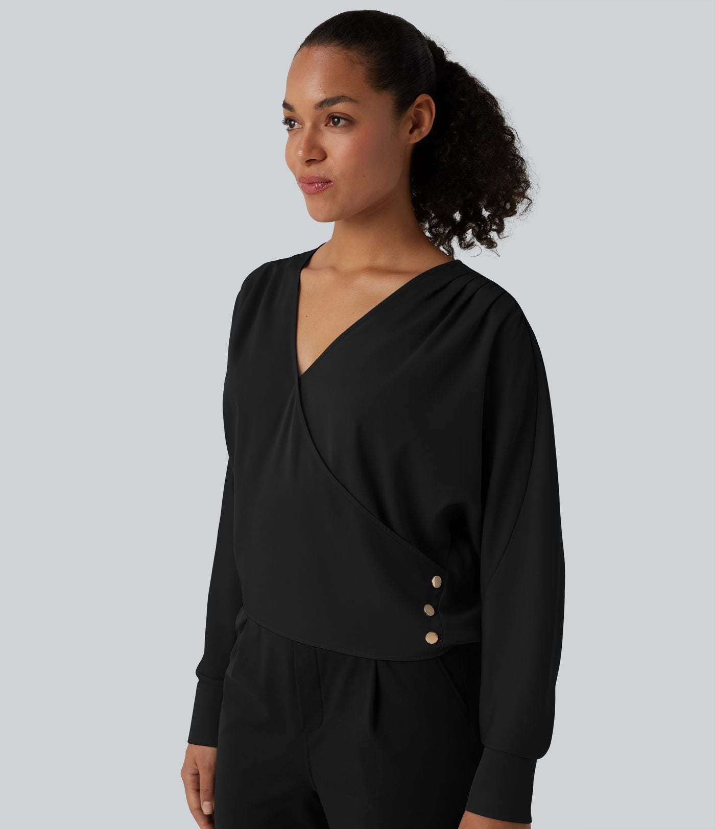 Blouse esprit bureau défroissage facile, col V, manches longues et boutons décoratifs