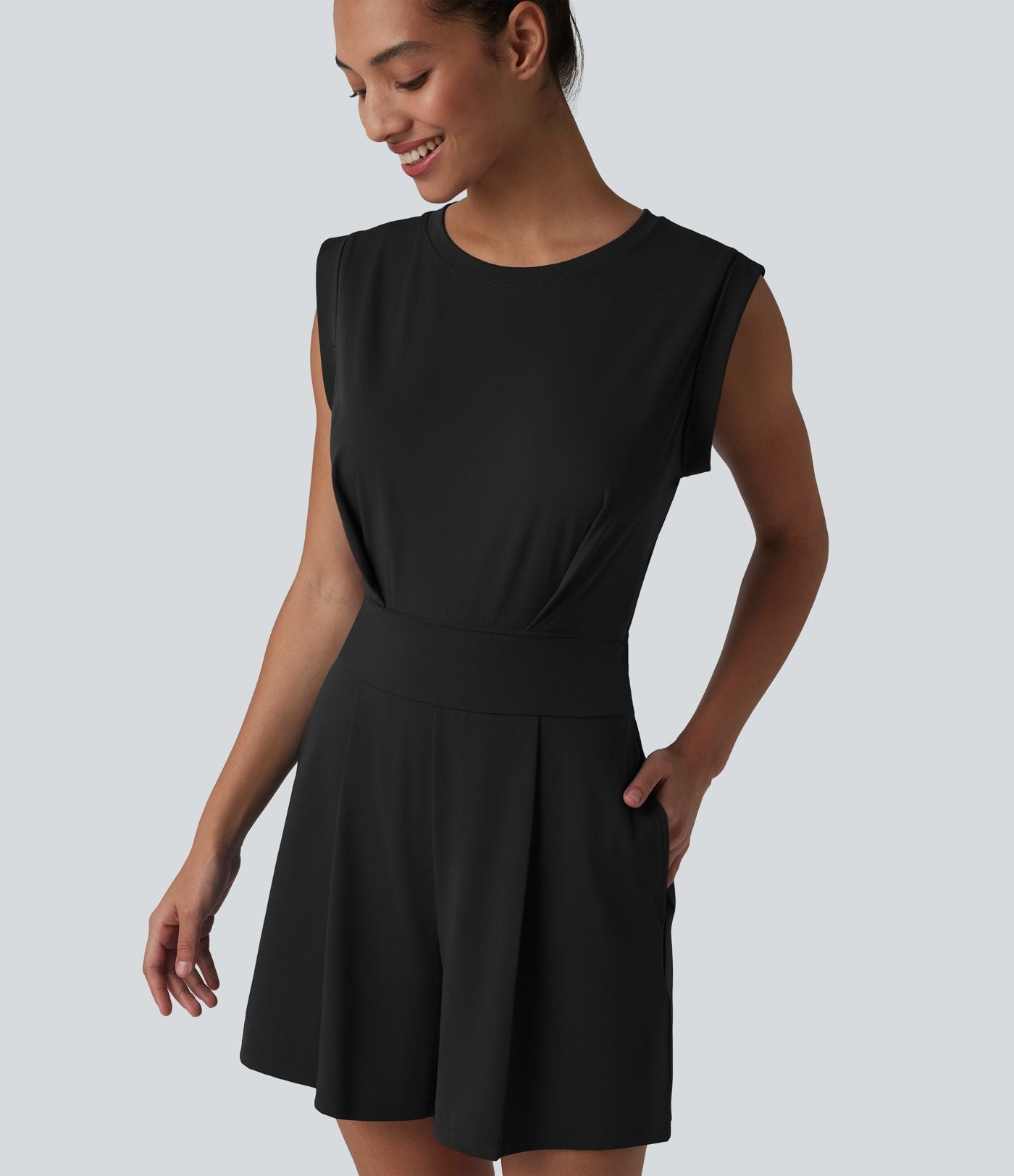 SoftlyZero™ QuickDry Combinaison-short yoga col rond sans manches avec découpe dos et poches — Easy Peasy