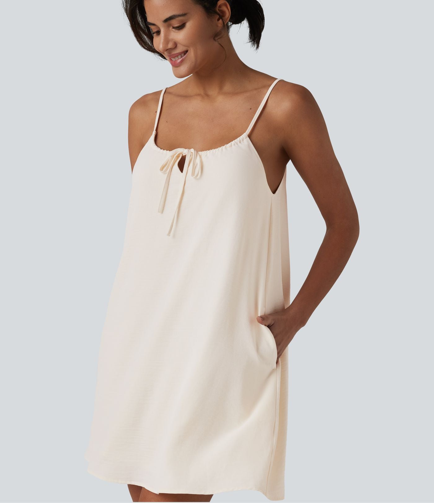Robe courte à bretelles aspect lin avec laçage décoratif et poches