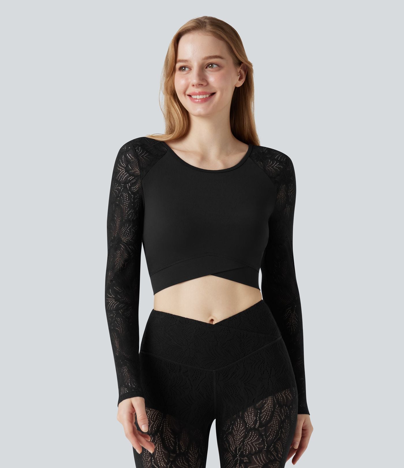 Haut de sport yoga court dos nu manches longues dentelle contrastante et ourlet croisé SoftlyZero™ - UPF50+