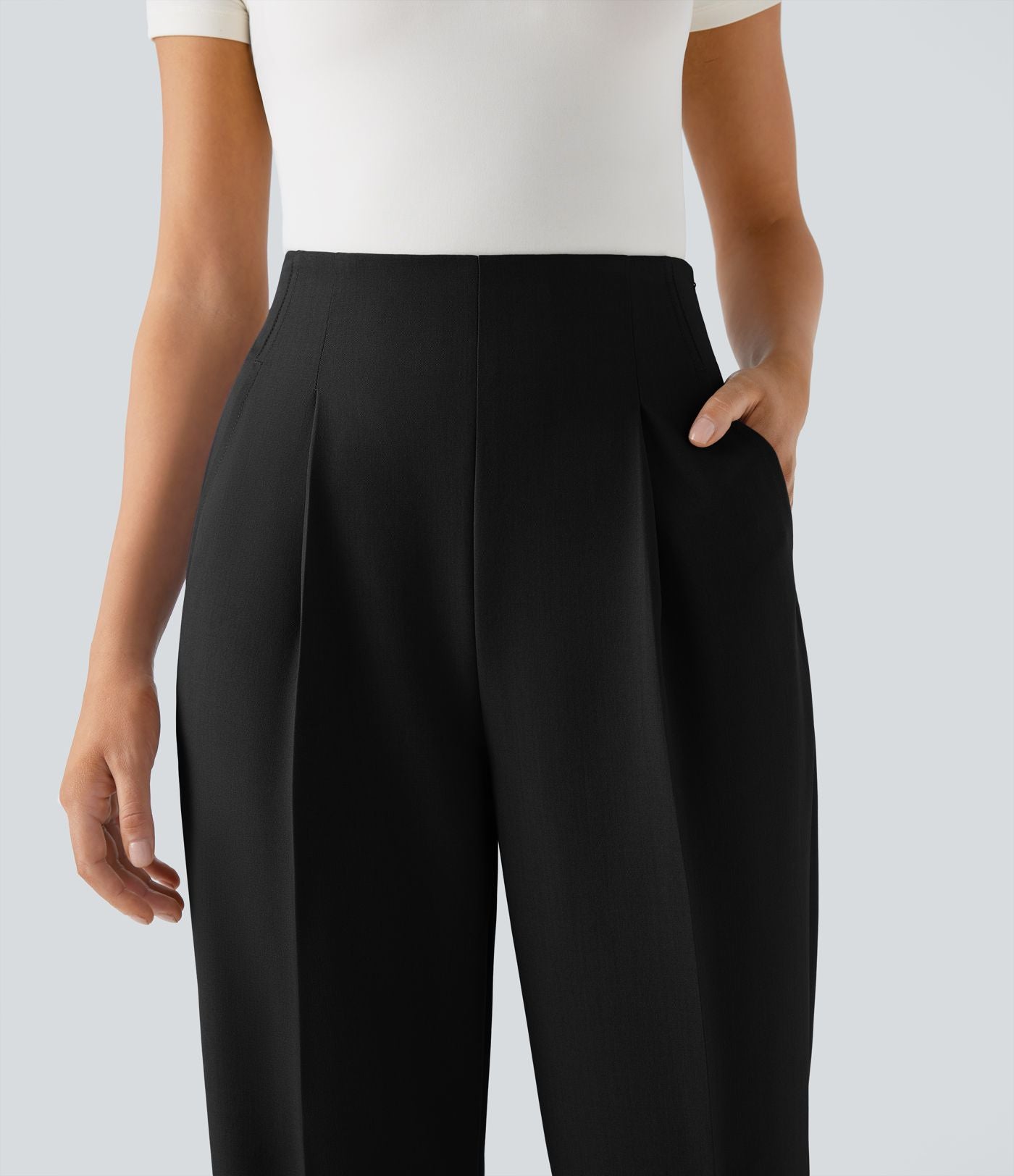 Pantalon tailleur taille haute froncé coupe fuselée avec poches et fermeture éclair invisible sur le côté