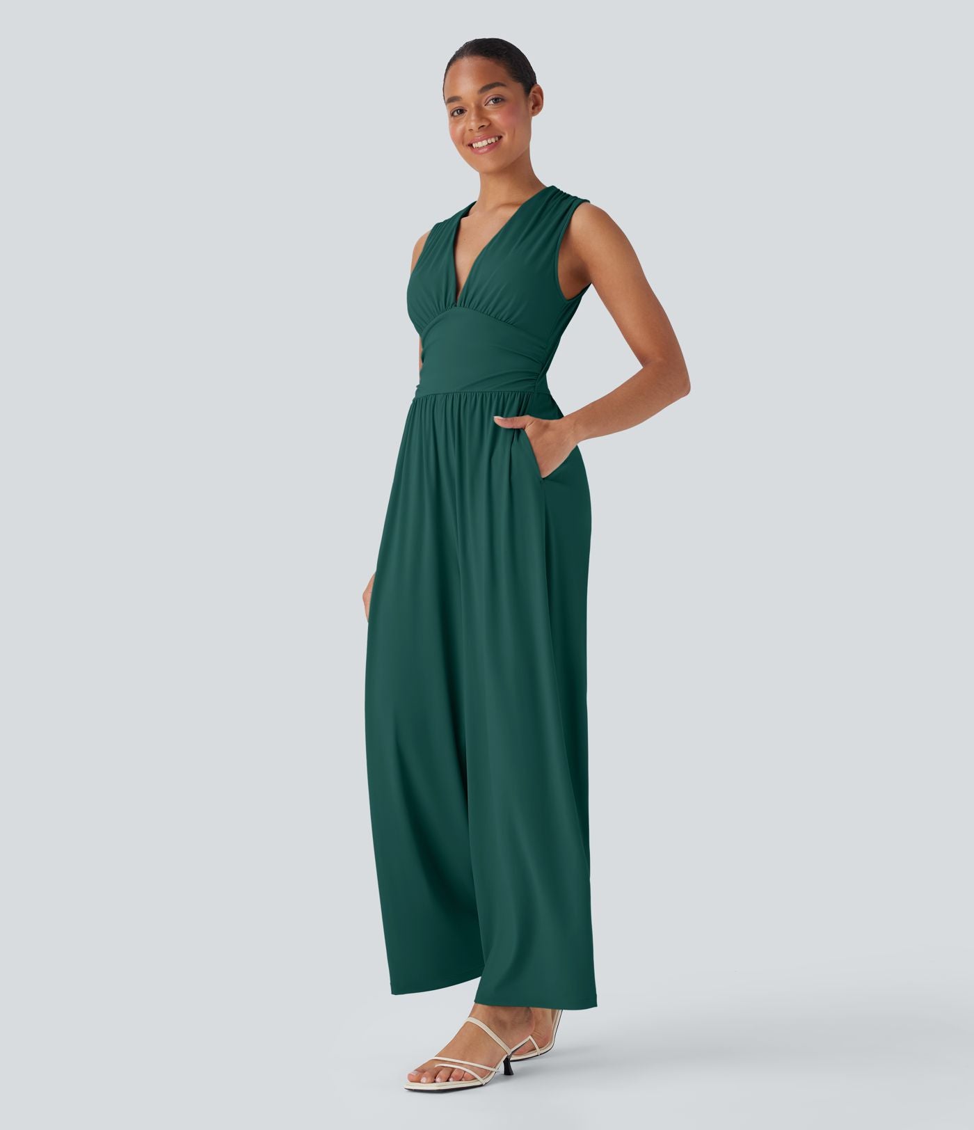 Combinaison décontractée SoftlyZero™ Airy à effet frais InstantCool à col V sans manches avec fronces, poches latérales et zip invisible, accès facile Easy Peasy