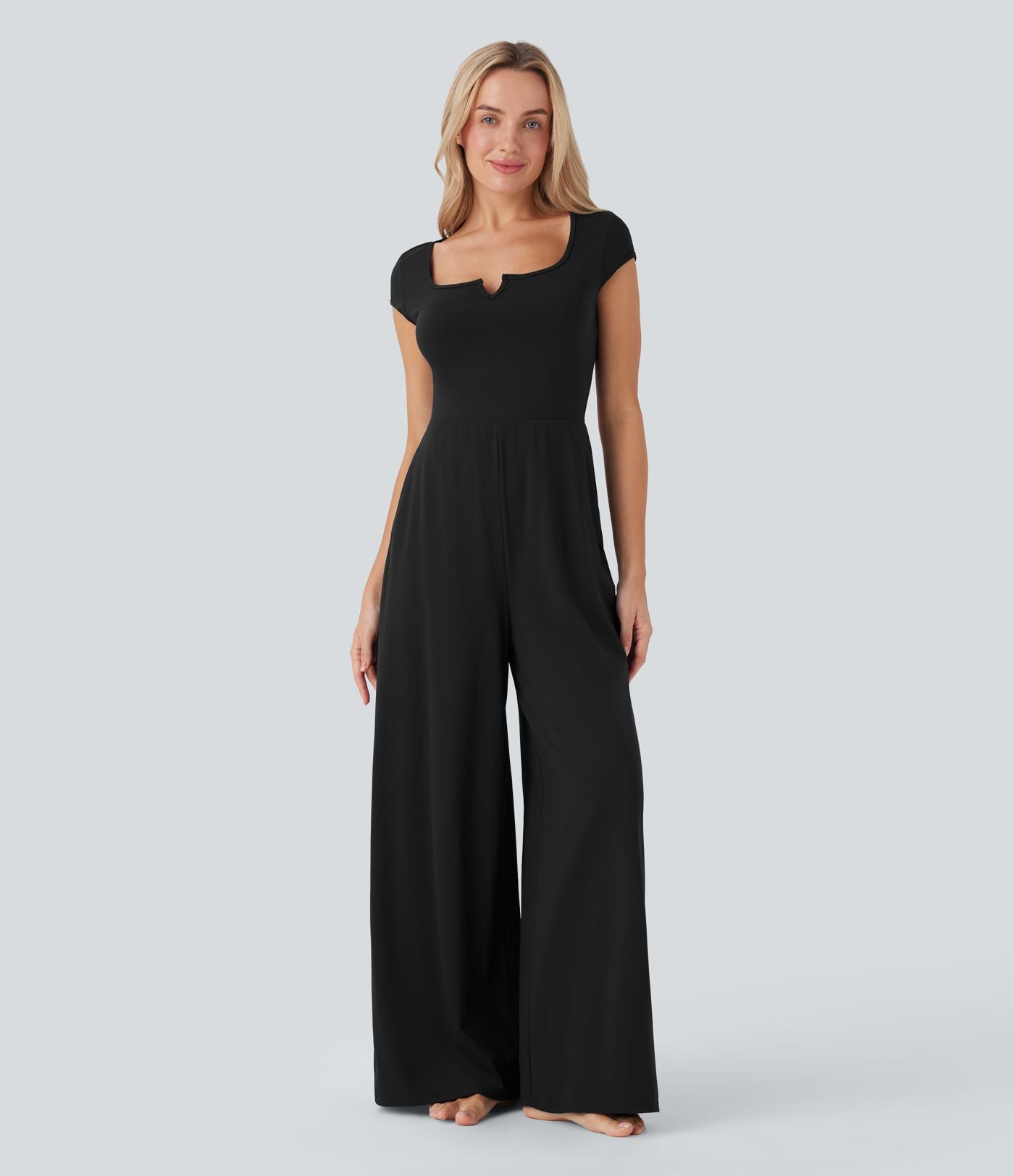 Combinaison de yoga Softlyzero™ Airy Cool Touch à col cranté, manches courtes, jambes larges et poches latérales - Édition Easy Peasy
