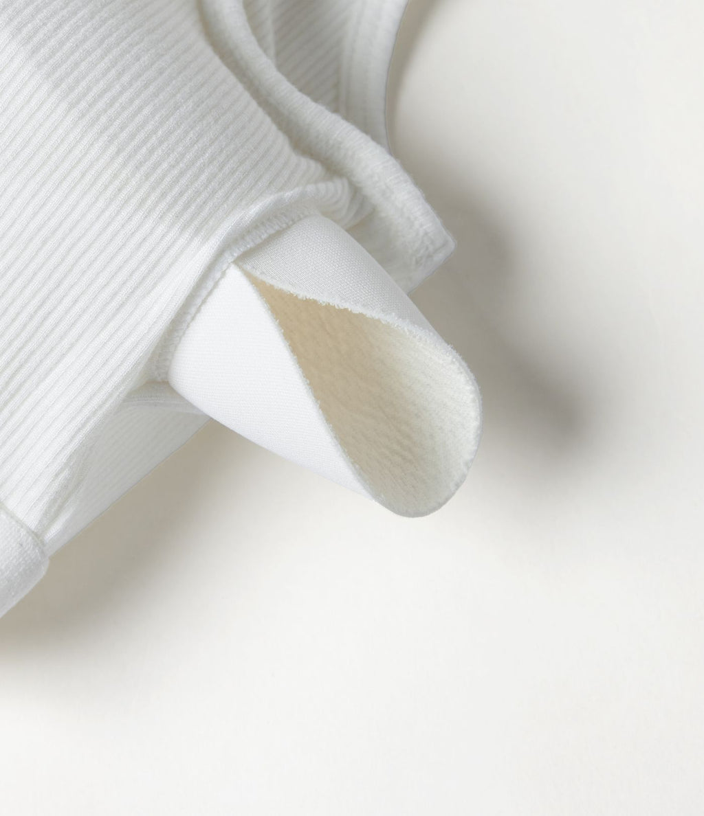 Débardeur en maille côtelée à encolure arrondie, dos en U, dentelle contrastée et coussinets amovibles