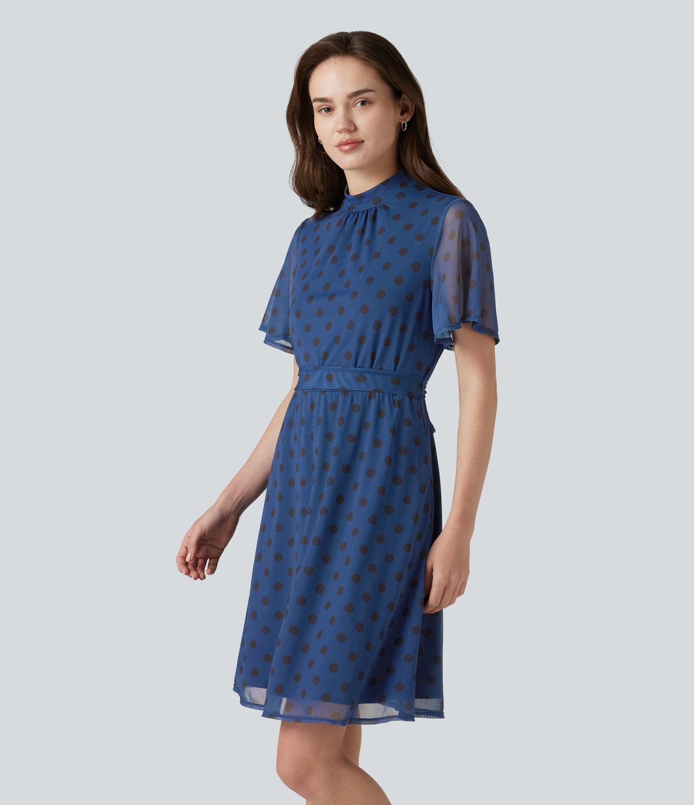 Robe décontractée col cheminée à pois en mesh avec manches à volants, ceinture et poches