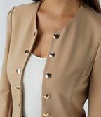 Blazer tailleur ajusté à col rond, manches longues avec boutons décoratifs
