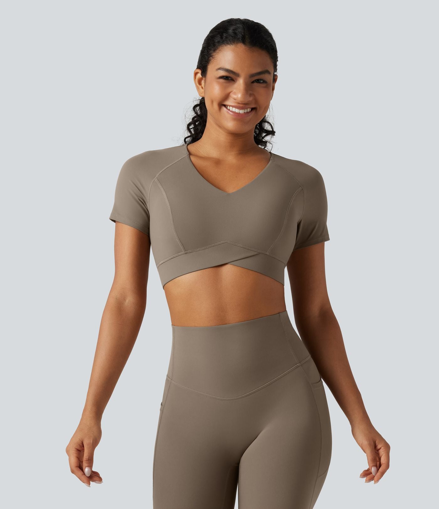 Haut de sport court Halara UltraSculpt™ à col V avec ourlet croisé, manches courtes, coussinets amovibles, bonnets E à G