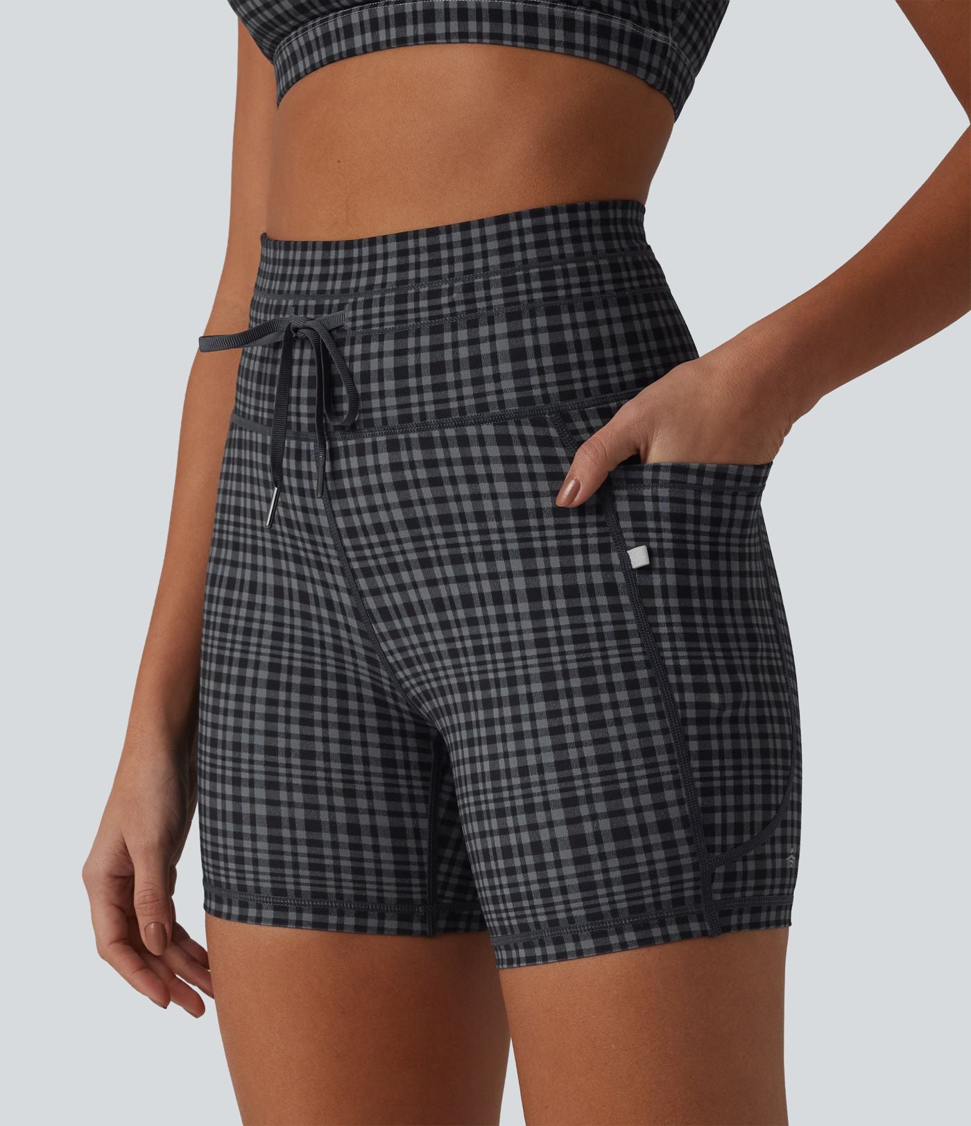 Halara UltraSculpt™ Short de cycliste yoga à carreaux taille haute 12,5 cm avec cordon de serrage et poches