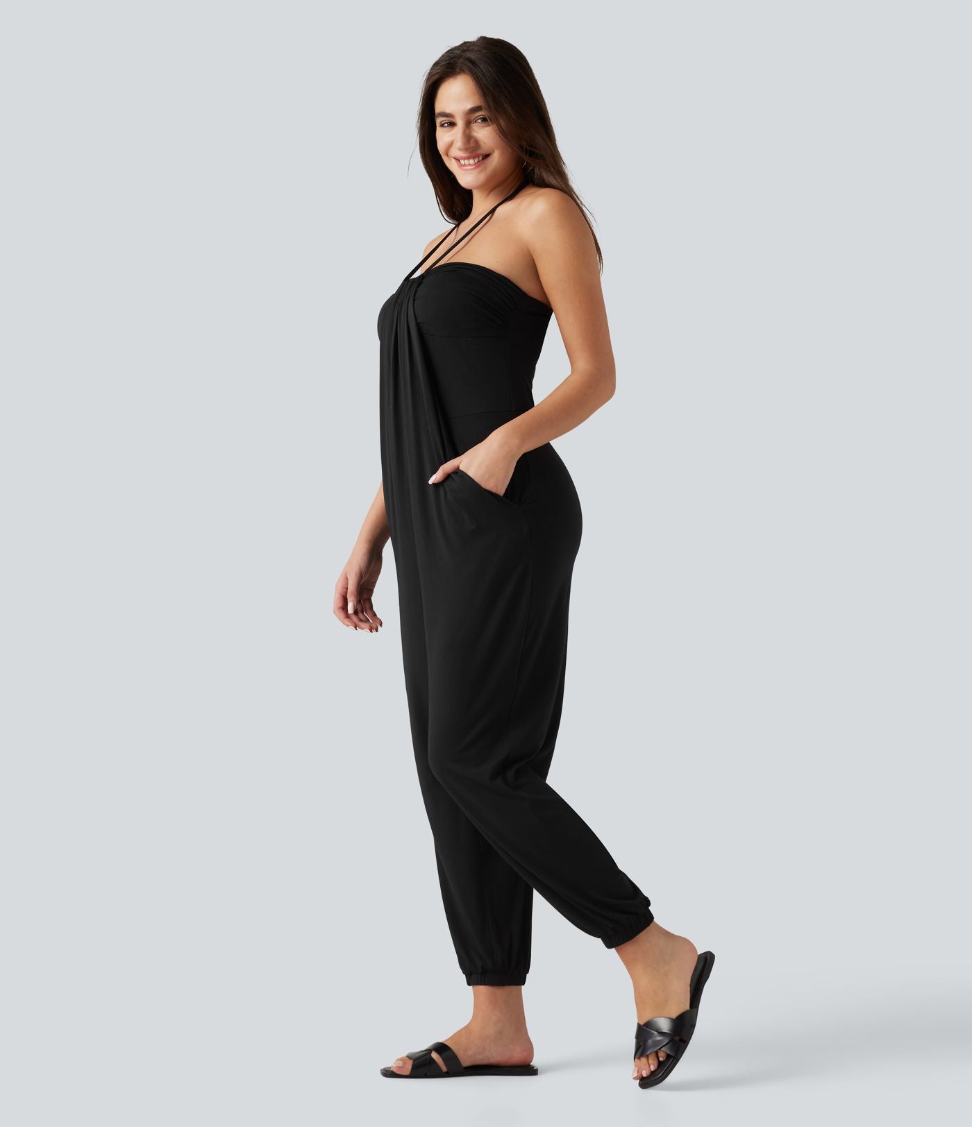 Combinaison-pantalon fuselée de style resort avec soutien-gorge intégré et dos nu à nouer, dotée de poches