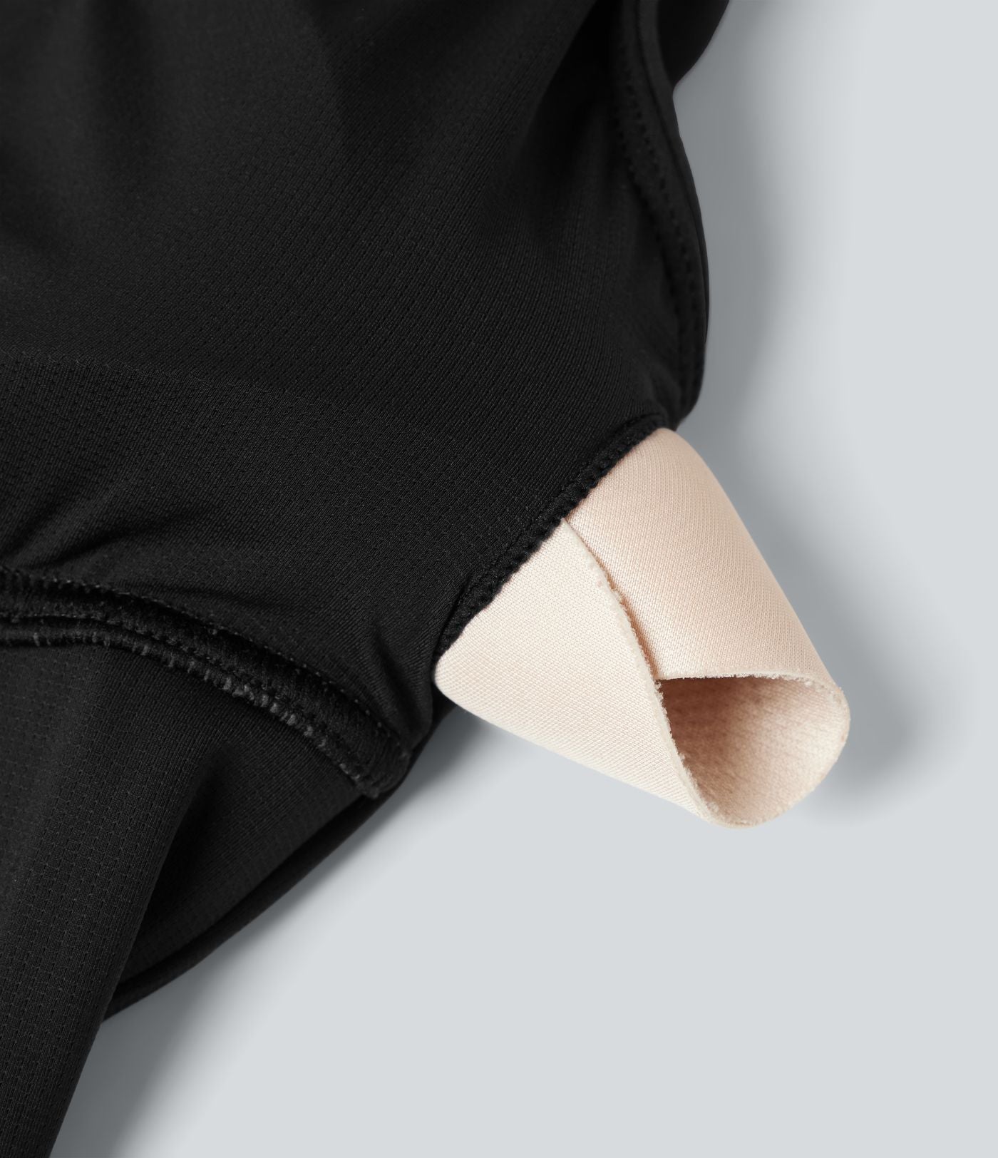 Débardeur de yoga SoftlyZero™ à col V, bretelles croisées, coussinets amovibles et protection solaire UPF 50+