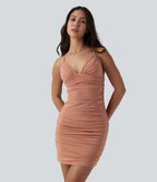 Robe mini moulante à col V avec fronces et bretelles fines