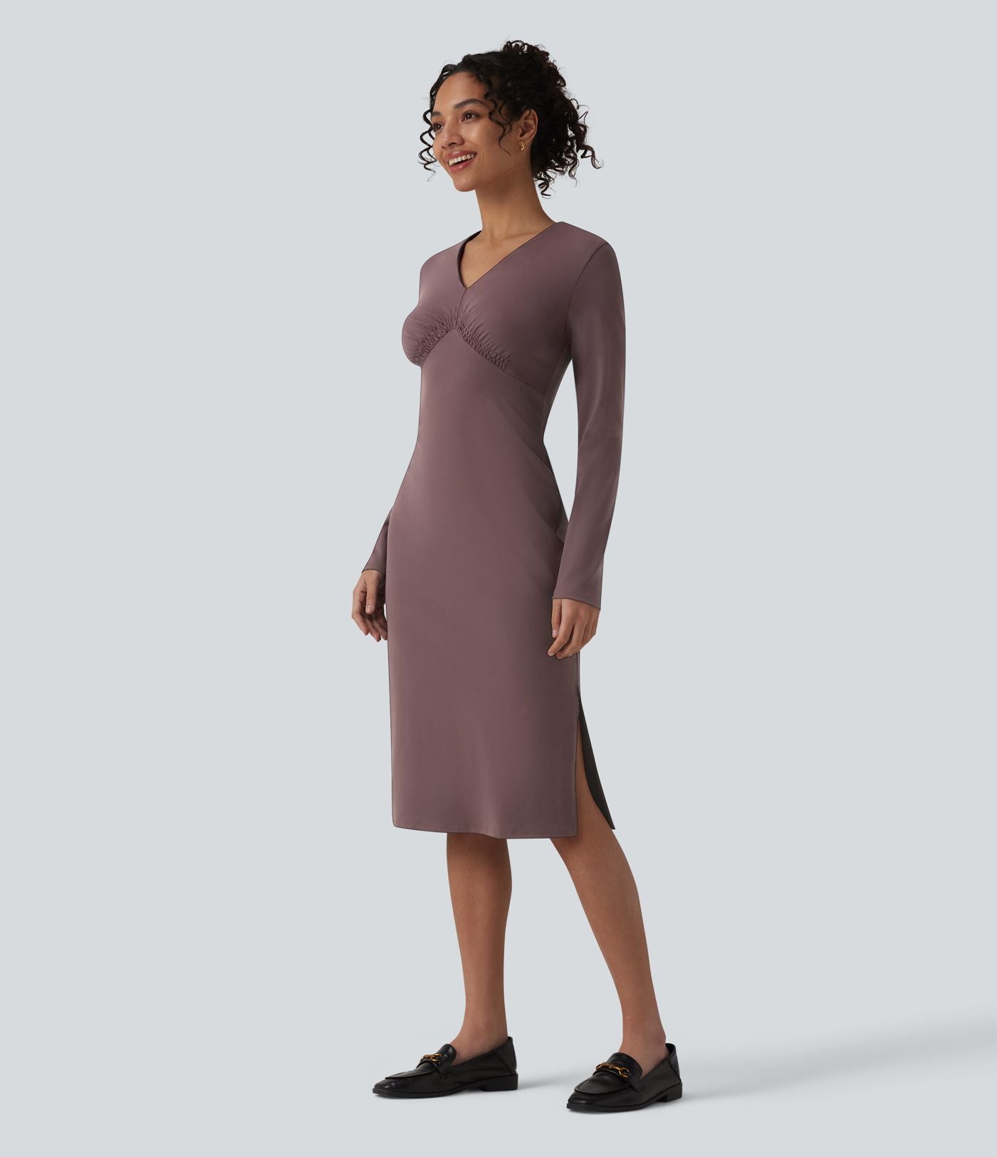 Robe midi col V manches longues froncée avec fente - Idéale pour le bureau