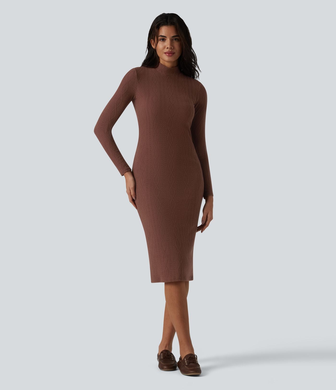 Robe midi moulante tailleur à col montant et manches longues en maille torsadée