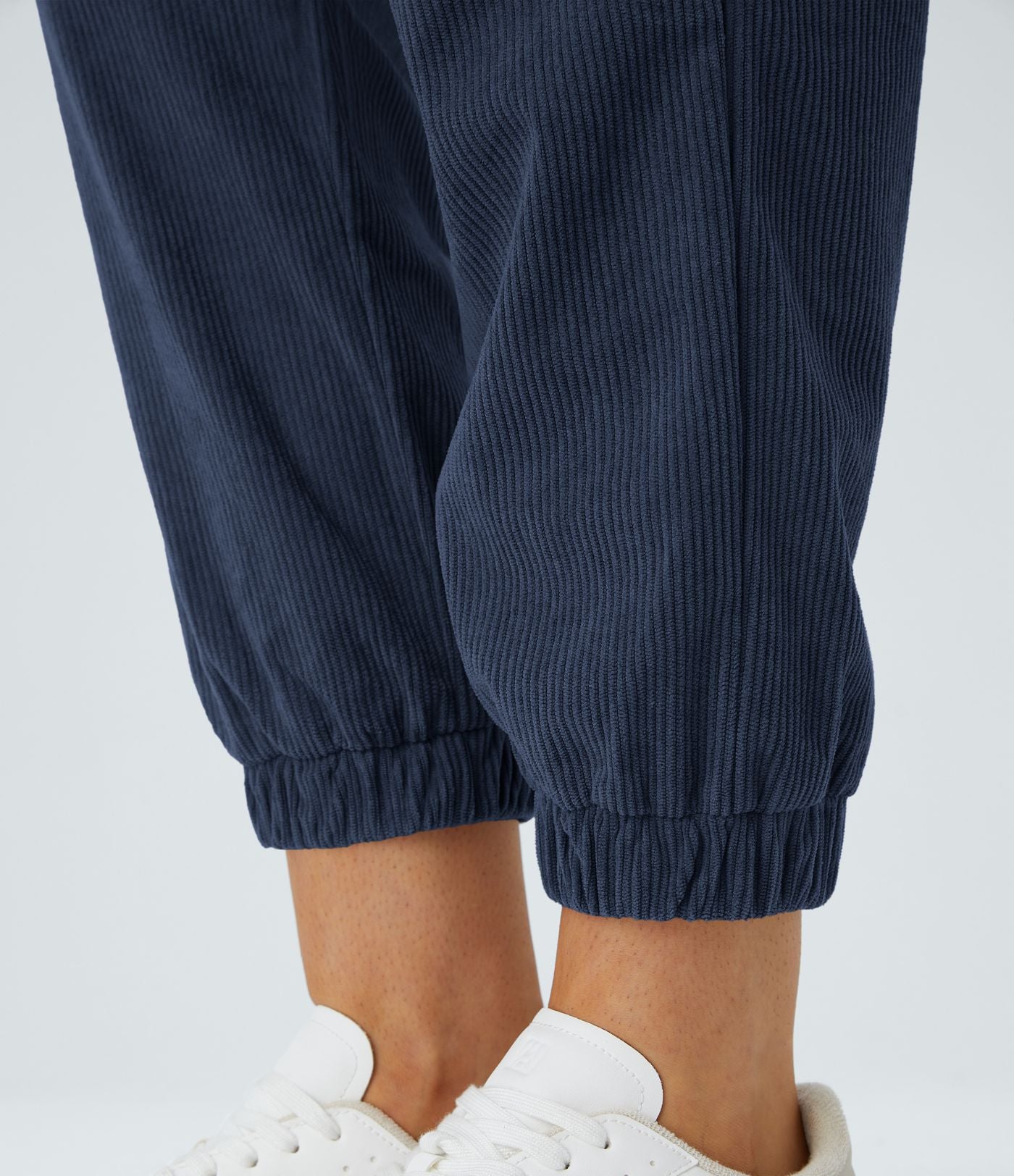 Pantalon décontracté en velours côtelé avec taille mi-haute, boutons et fermeture éclair