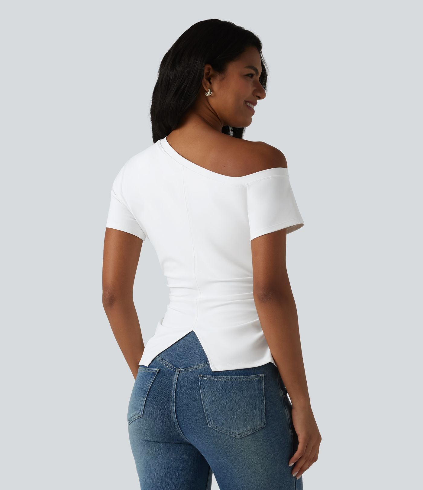 T-shirt SoftlyZero™ Airy asymétrique épaule dénudée froncé avec fente, brassière intégrée et effet frais InstantCool