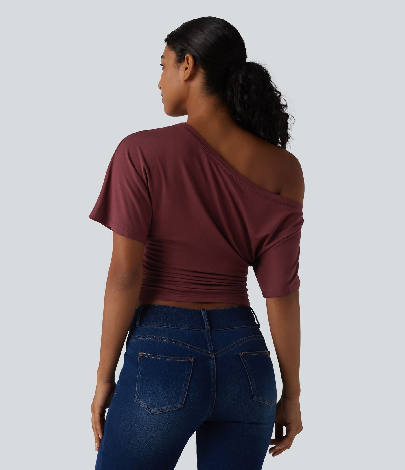 T-shirt casual asymétrique une épaule froncé à manches courtes avec soutien-gorge intégré