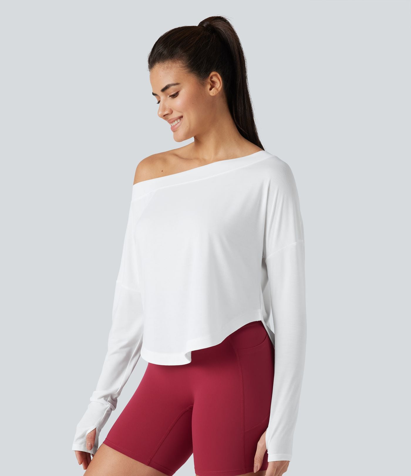 Top de sport yoga asymétrique une épaule manches longues avec trou pour le pouce, ourlet arrondi asymétrique et séchage rapide