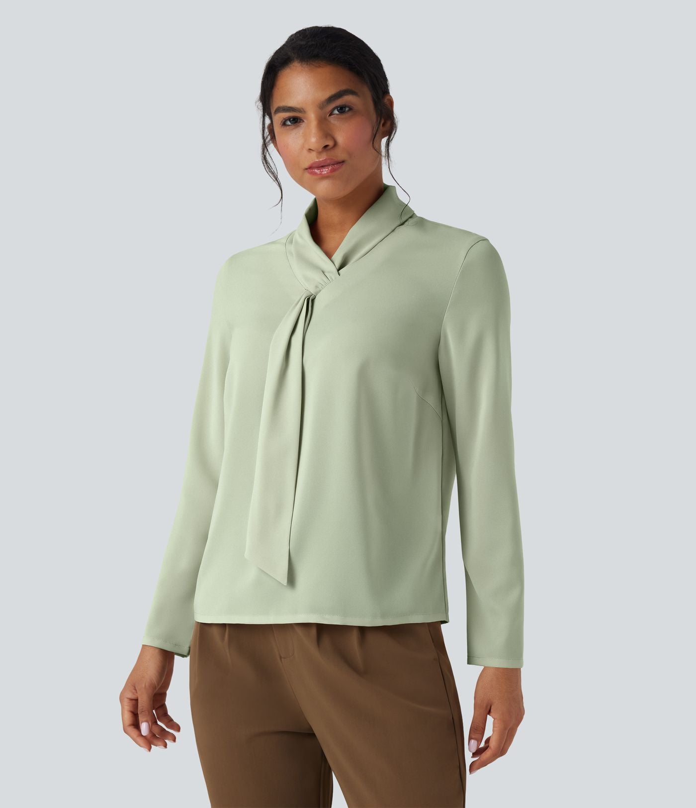 Chemise esprit bureau défroissage facile avec col foulard et manches longues