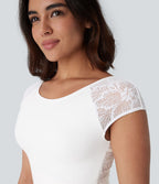 Softlyzero™ Haut de sport de yoga court dos nu avec dentelle contrastée et ourlet croisé-UPF50+