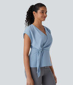 Blouse portefeuille à col en V, manches courtes et fronces pour le bureau