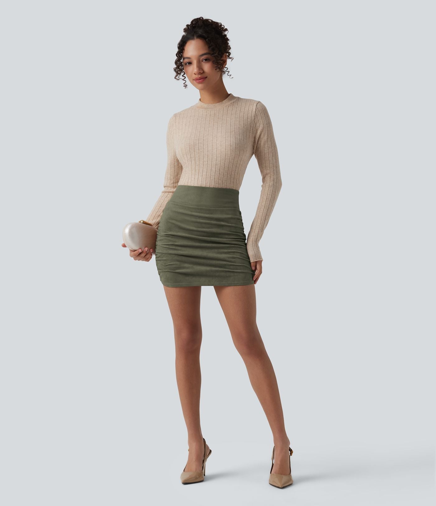 Jupe-short mini moulante taille haute gainante froncée en daim avec ourlet arrondi