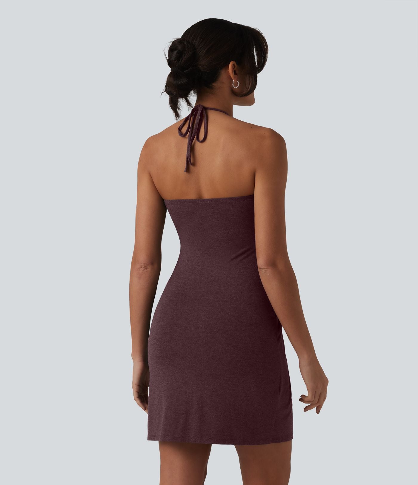 Robe resort mini dos nu à col licou avec lien noué dans le dos et poches