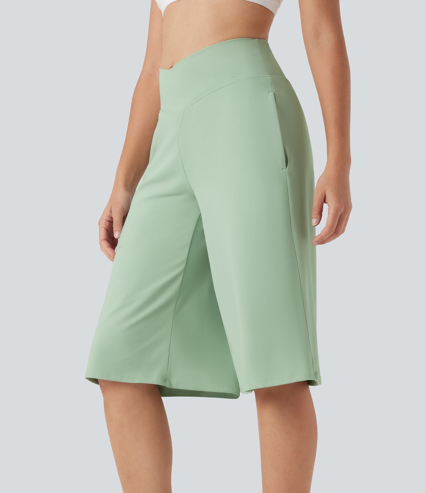 Pantacourt de yoga Cool Touch Softlyzero™ aérien à taille haute croisée, jambe large et poches