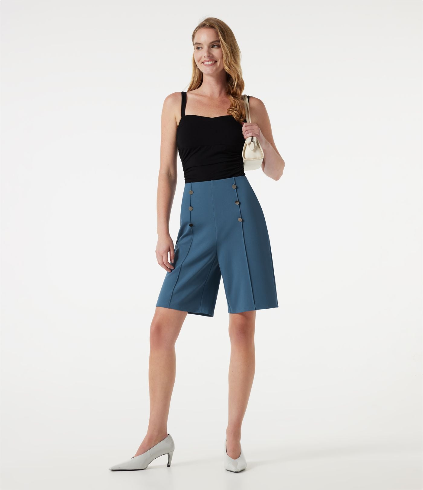 Short tailleur baggy taille haute avec boutons décoratifs et poches