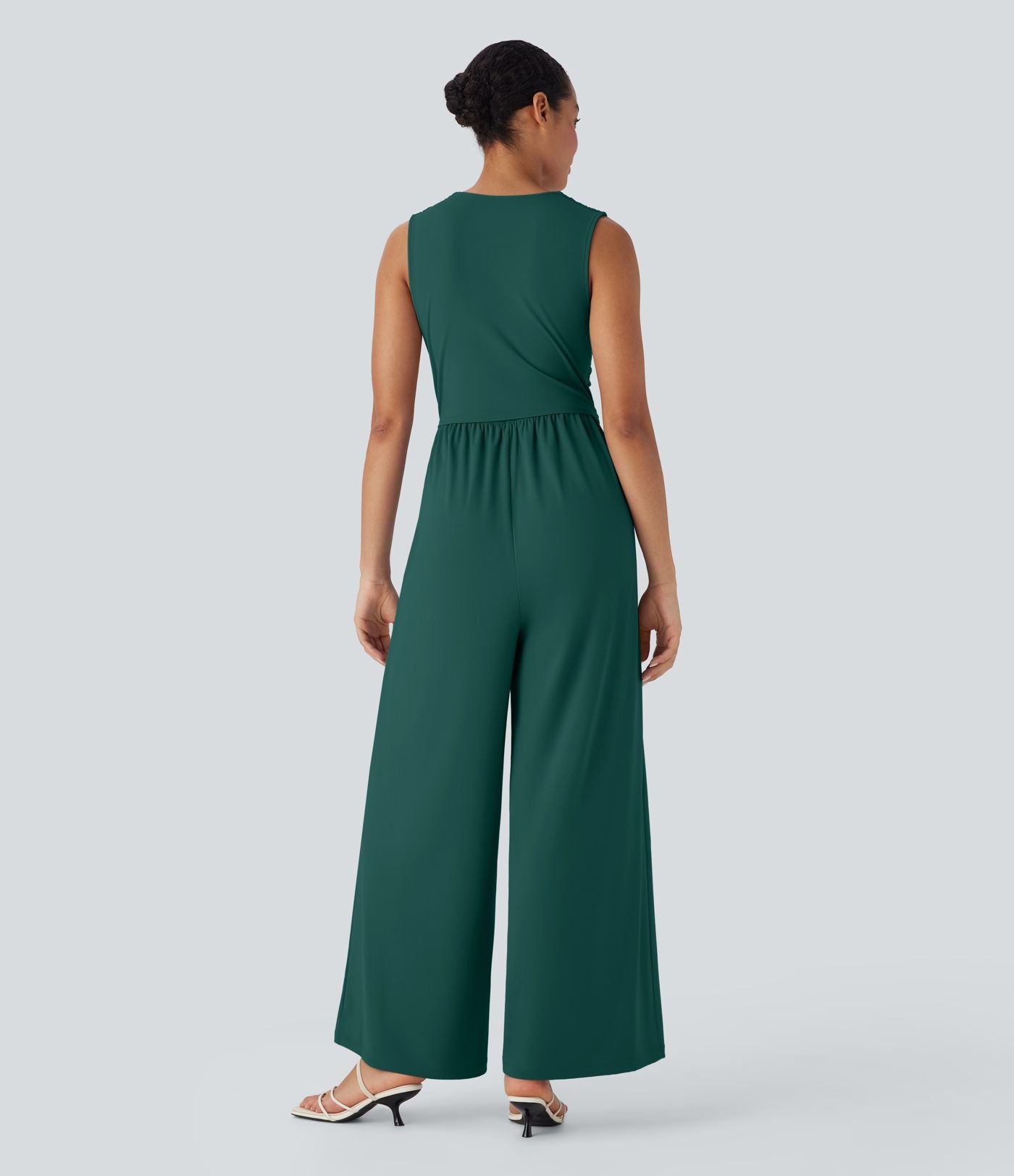 Combinaison décontractée SoftlyZero™ Airy à effet frais InstantCool à col V sans manches avec fronces, poches latérales et zip invisible, accès facile Easy Peasy