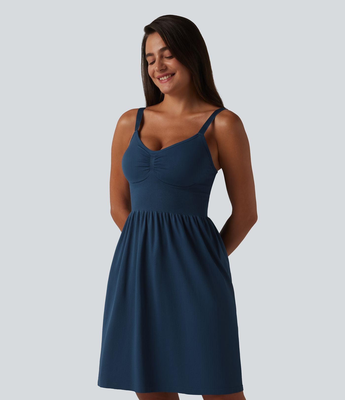OneForm Seamless Flow Robe casual mini froncée sans couture à décolleté plongeant en V sans manches avec brassière intégrée