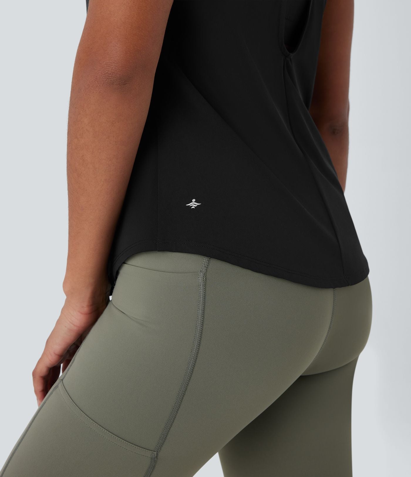 Débardeur yoga dos nu col U avec bretelles croisées, ourlet arrondi et effet frais InstantCool, protection solaire UPF50+