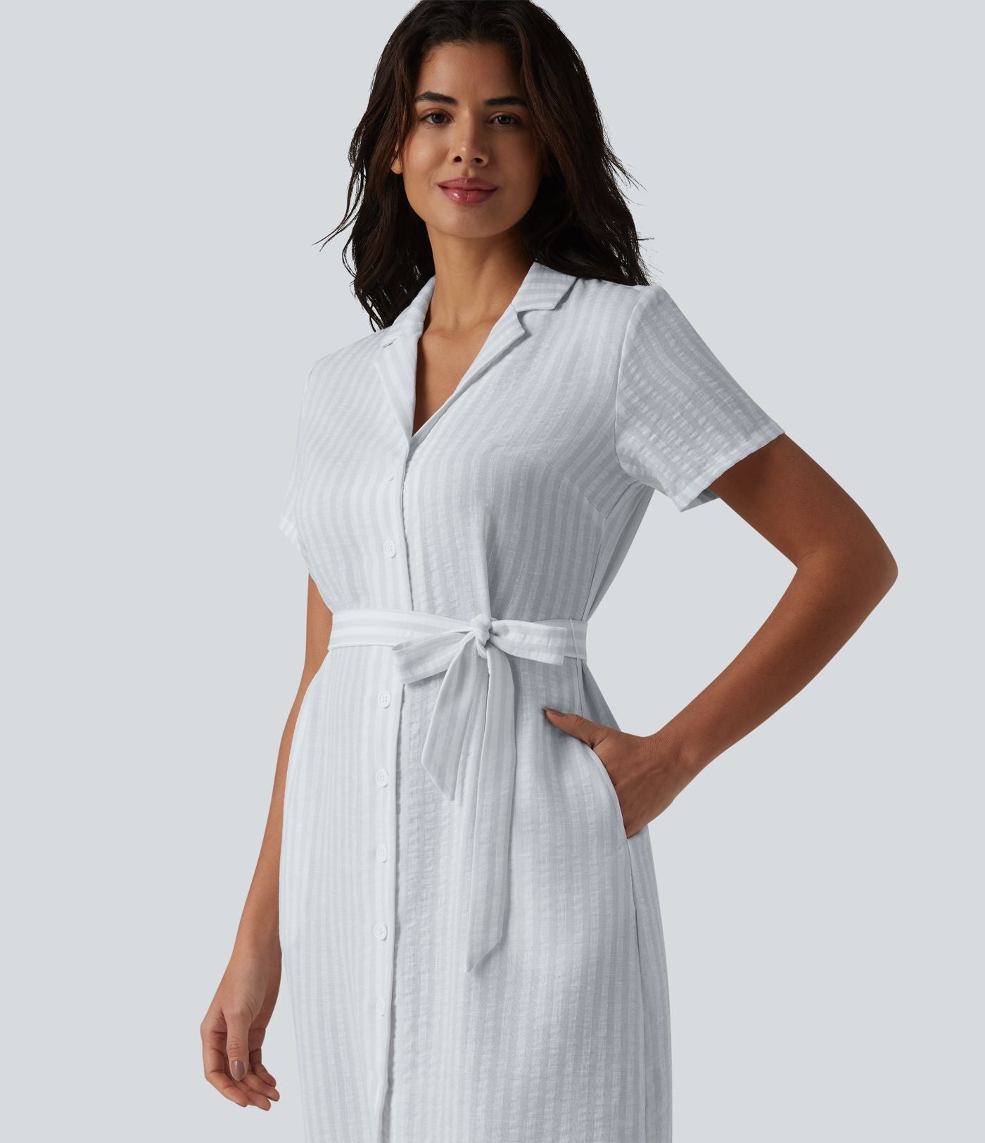 Robe-chemise midi tailleur à manches courtes et col, aspect lin à rayures, ceinturée et avec poches