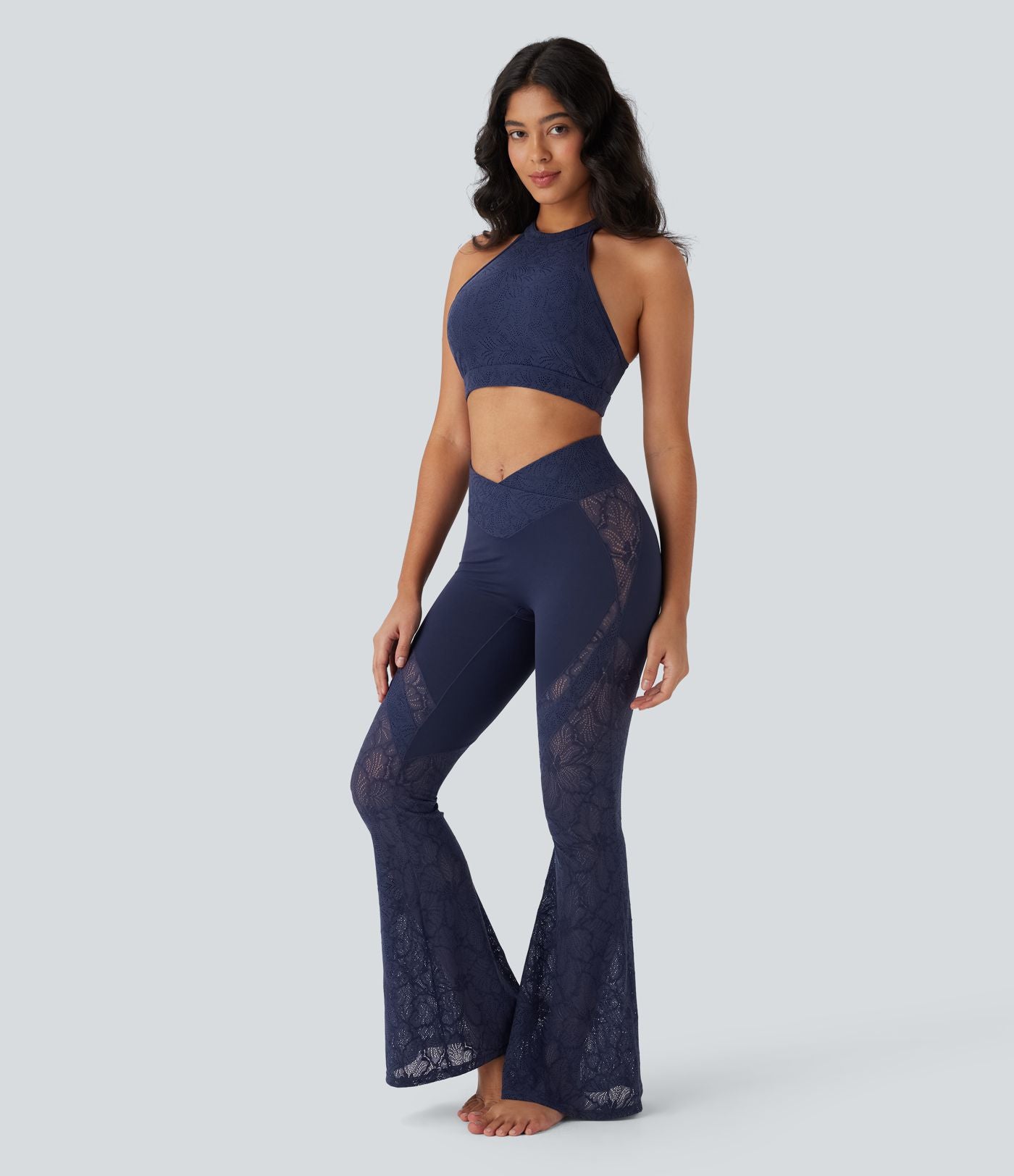 Pantalon de yoga évasé à taille haute croisée, poche arrière et dentelle