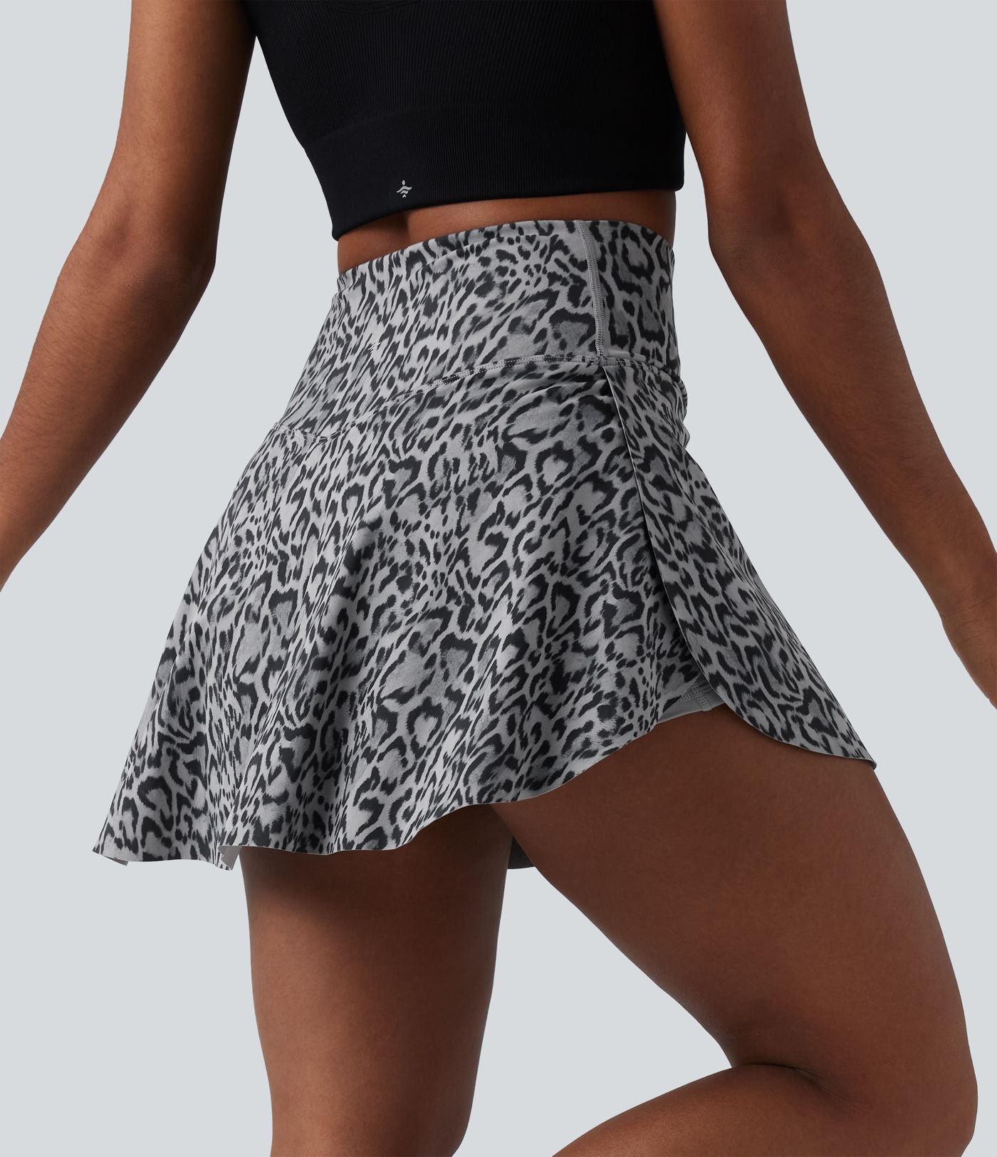Jupe-short de tennis mini taille haute croisée imprimé léopard avec poches