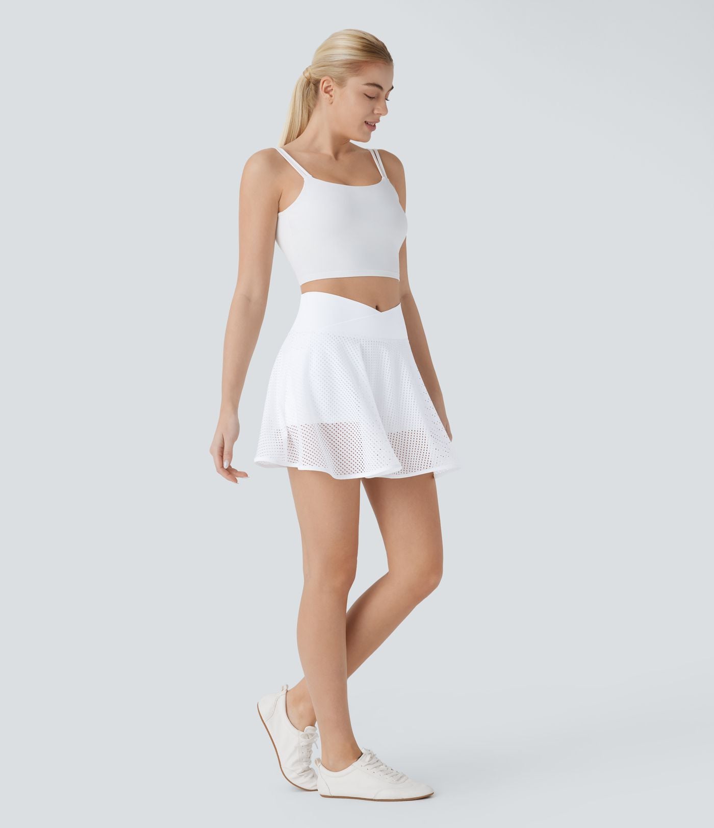 Jupe courte de yoga évasée 2-en-1 taille haute croisée avec poches latérales et motif perforé