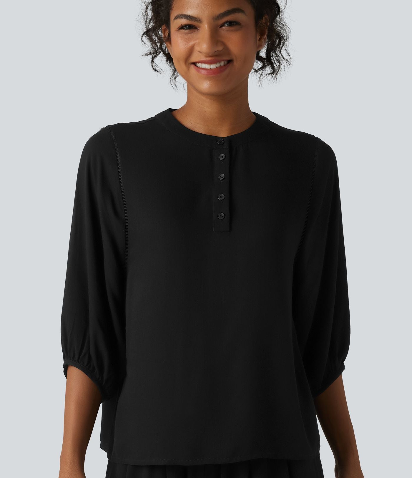Blouse de villégiature à col Henley et manches 3/4, aspect lin.